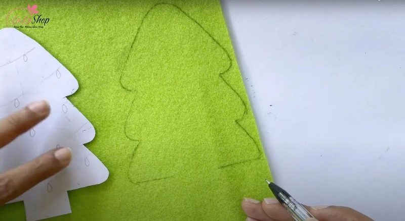 Vẽ hình cây thông lên vải nỉ