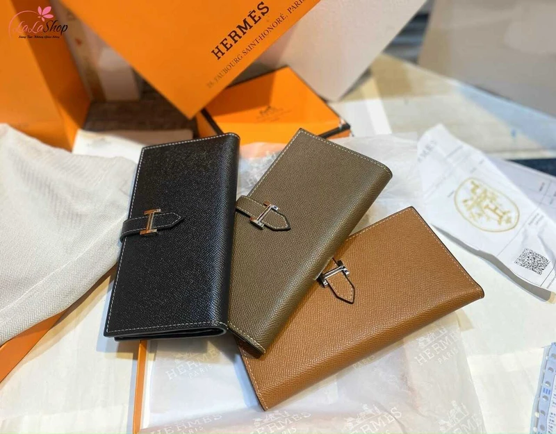 Ví cầm tay cũng là món phụ kiện mang đến sự nổi bật