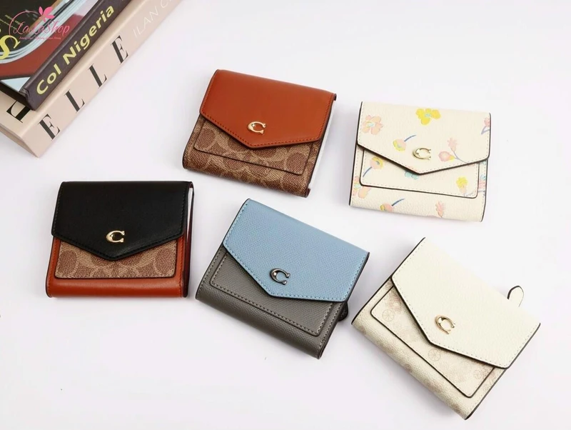 Ví cầm tay là món quà vừa thời trang vừa thiết thực