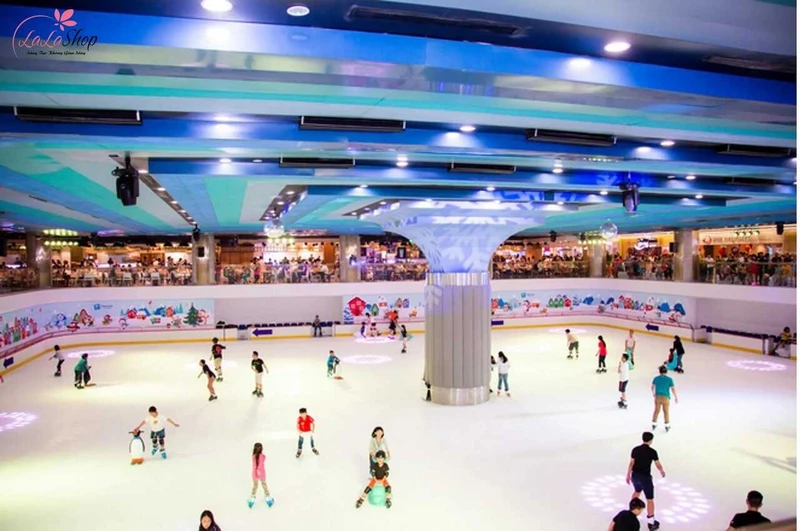 Vincom Ice Rink Landmark 81 là điểm đến lý tưởng để trải nghiệm thế giới băng tuyết
