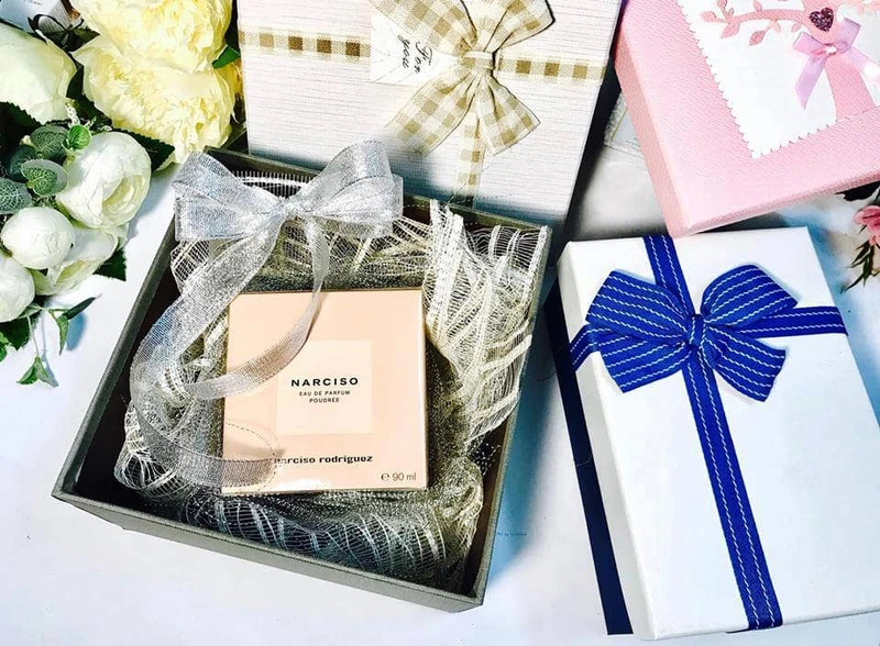 Với hương thơm quyến rũ nên nước hoa cũng là món quà noel độc đáo, ý nghĩa nhất