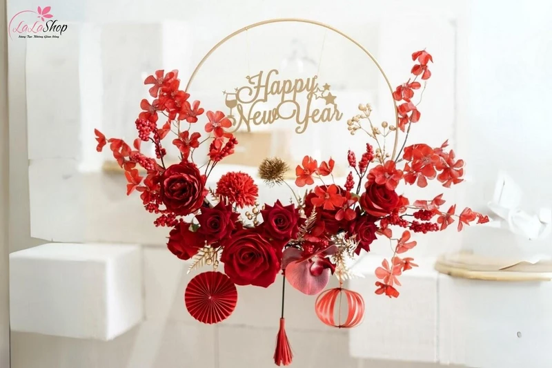 Vòng hoa rực rỡ là phụ kiện lý tưởng để trang trí gian hàng