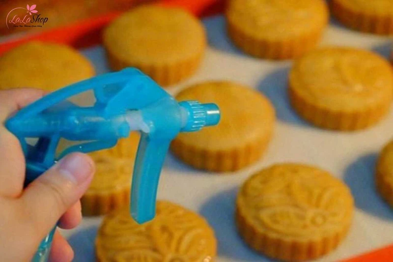 Xịt nước để cấp ẩm cho bánh sau mỗi lần nướng