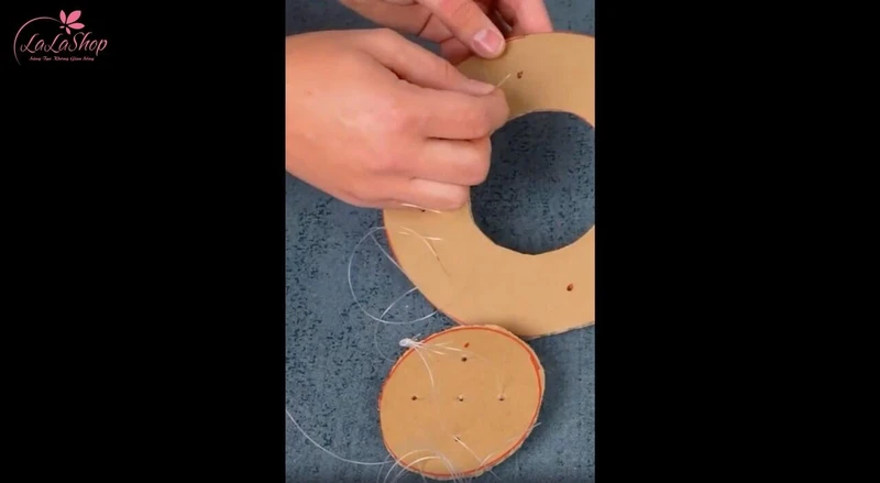 Xỏ dây cước vào các lỗ trên vòng tròn