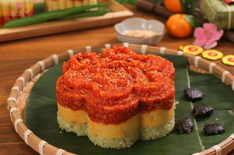 Xôi gấc có màu rực rỡ tượng trưng cho sự may mắn và thành công