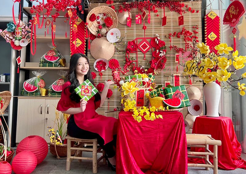 Ý tưởng trang trí Tết cho quán trà sữa ấn tượng với khách hàng nhất vẫn là tiểu cảnh mành tre trang trí Tết