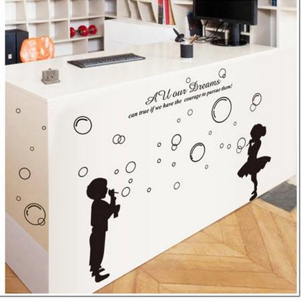 Bé thổi bong bóng