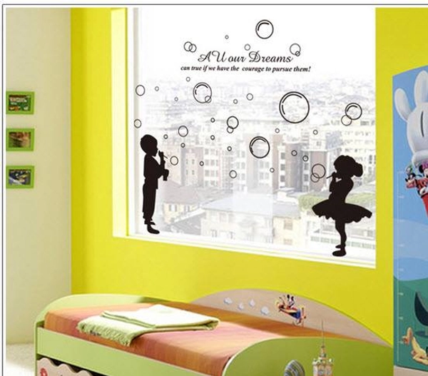 Bé thổi bong bóng