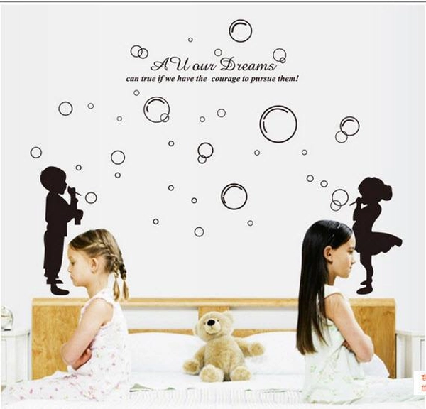 Bé thổi bong bóng