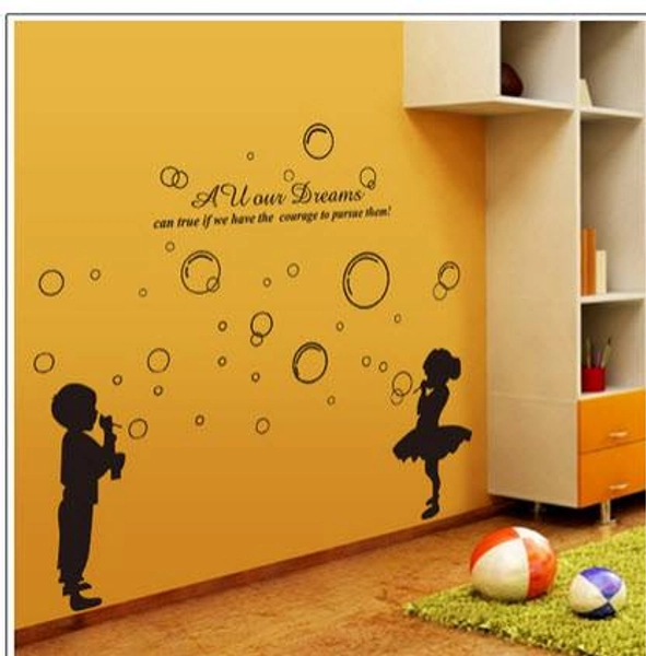 Bé thổi bong bóng