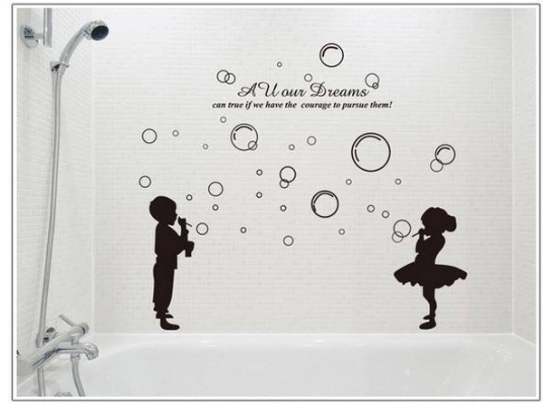 Bé thổi bong bóng