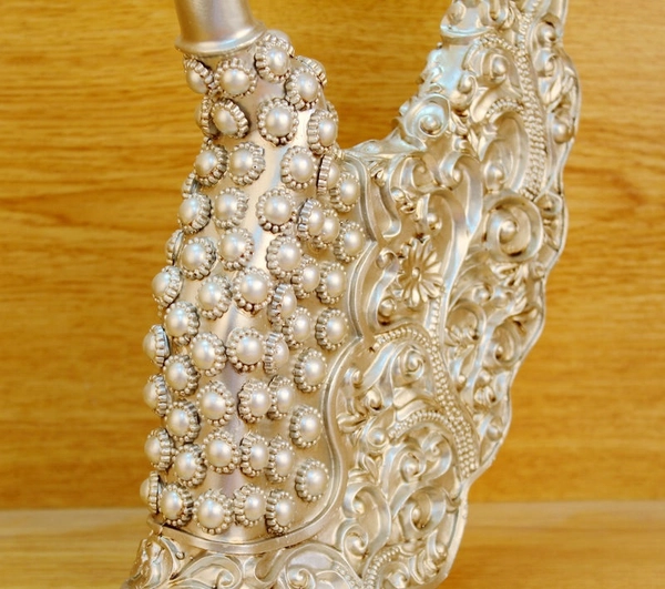 Tượng cô gái cầm váy bạc