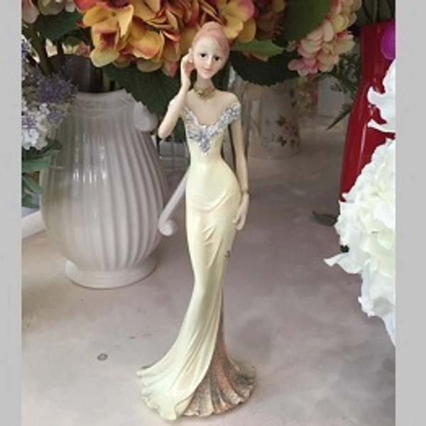 Tượng cô gái đứng