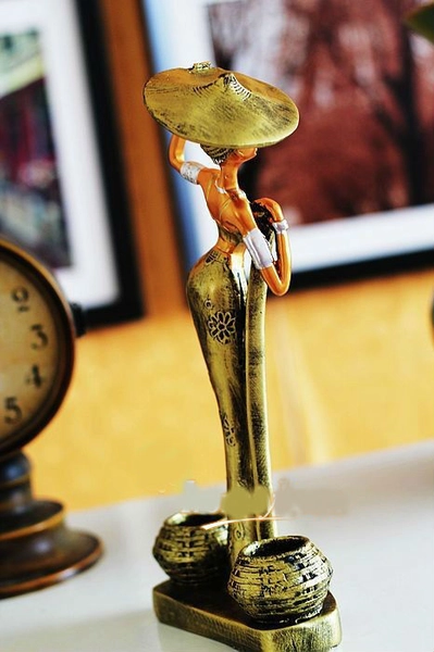 Cô gái gánh nước