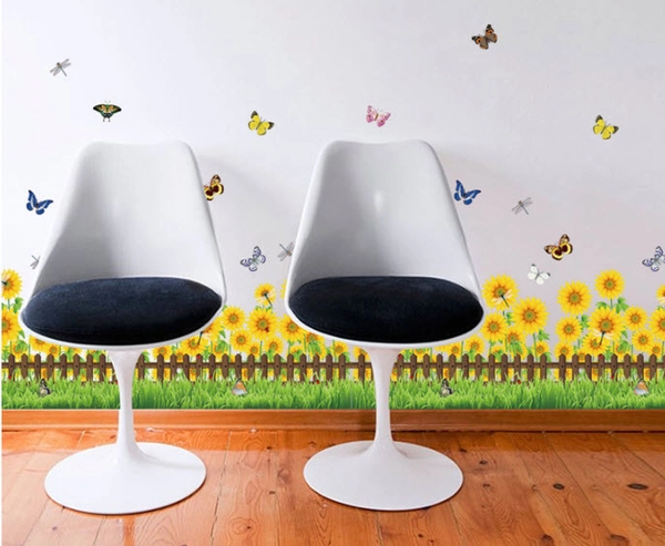 Chân tường hướng dương vàng và bướm