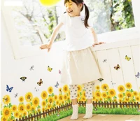 Chân tường hướng dương vàng và bướm