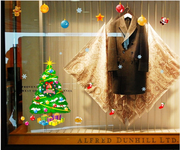 Ông già Noel và cây thông lớn