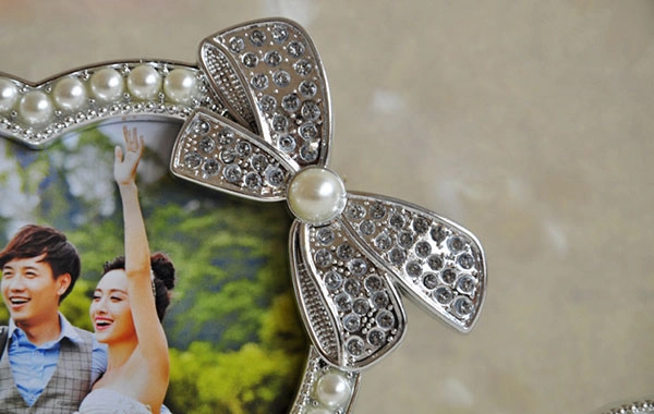 Khung hình Love để bàn ngọc trai