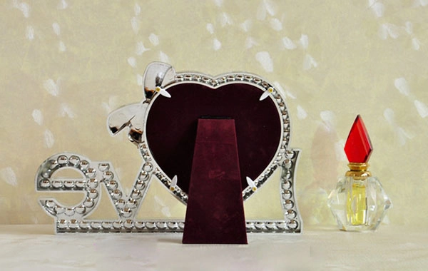 Khung hình Love để bàn ngọc trai