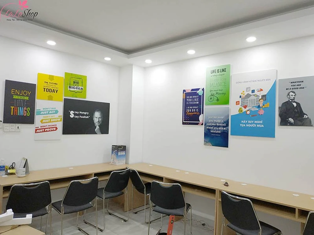 Tranh văn phòng khách hàng là người trả lương cho chúng ta