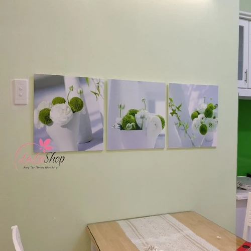 Tranh treo tường bình hoa trắng