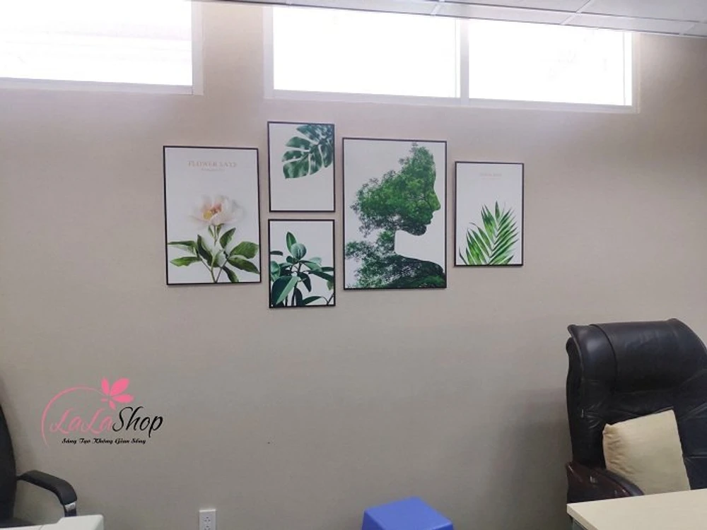 Tranh treo tường cô gái và lá xanh