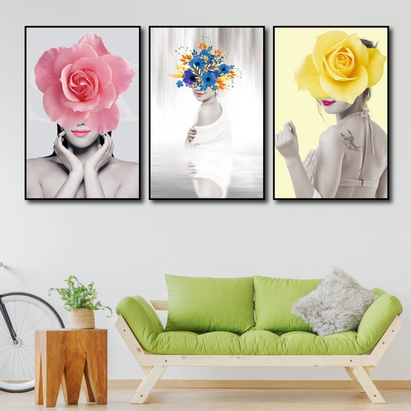 Tranh treo tường thiếu nữ bên hoa