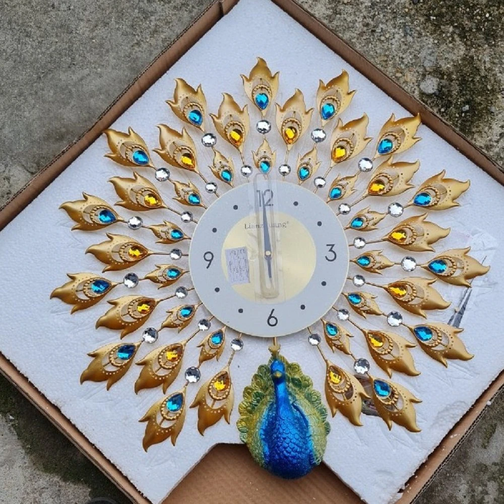 Đồng Hồ Treo Tường Đính Đá Công Xòe Đuôi Tam Sắc