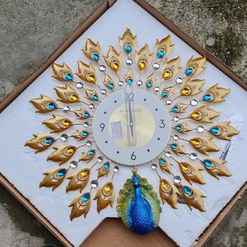 Đồng Hồ Treo Tường Đính Đá Công Xòe Đuôi Tam Sắc