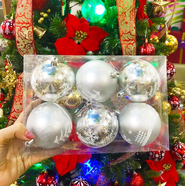 Hộp quả châu màu bạc họa tiết size 8cm trang trí noel