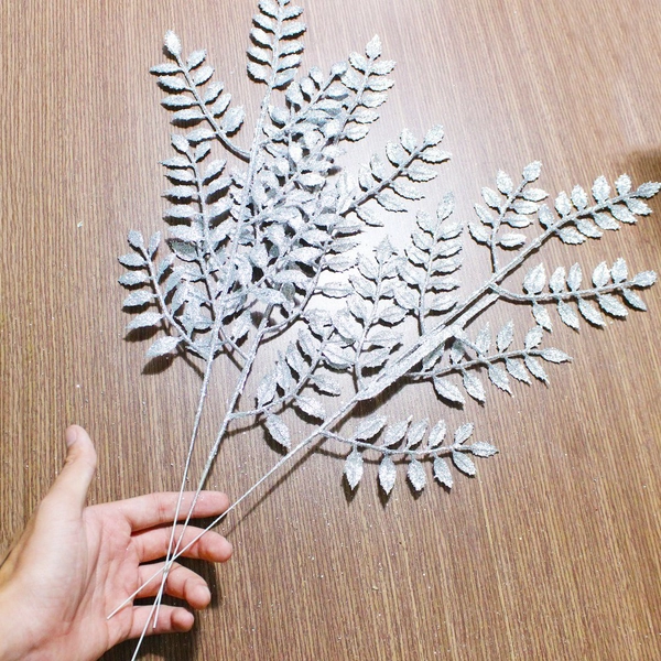 Lá nhỏ phủ kim tuyến