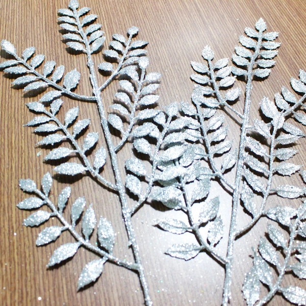 Lá nhỏ phủ kim tuyến