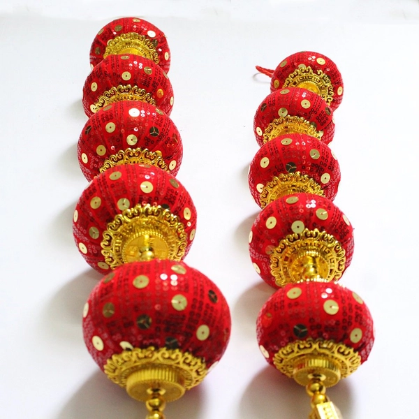 Đèn lồng đỏ đính đồng tiền vàng trang trí tết