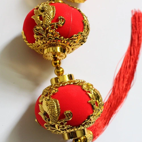 Đèn lồng đỏ và chép vàng trang trí tết