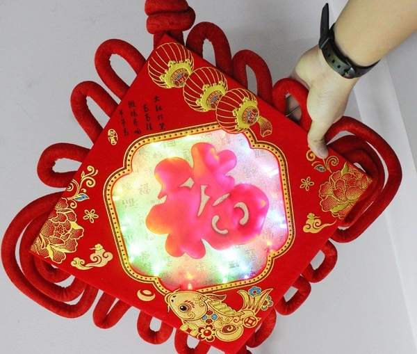 Liễn chữ phúc nhỏ có đèn trang trí tết