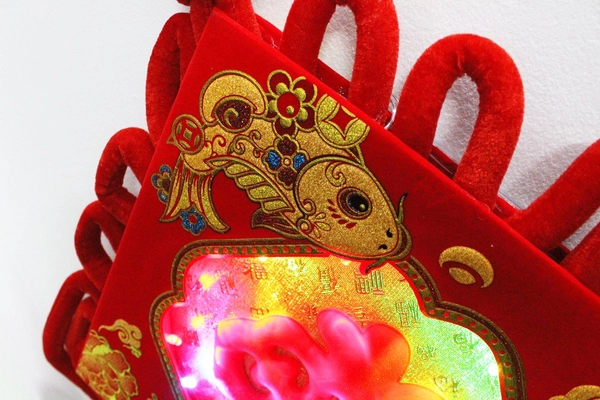 Liễn chữ phúc nhỏ có đèn trang trí tết