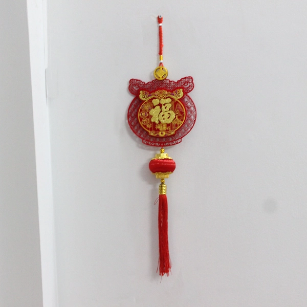 Lộc treo lồng đèn đỏ và chữ phúc vàng