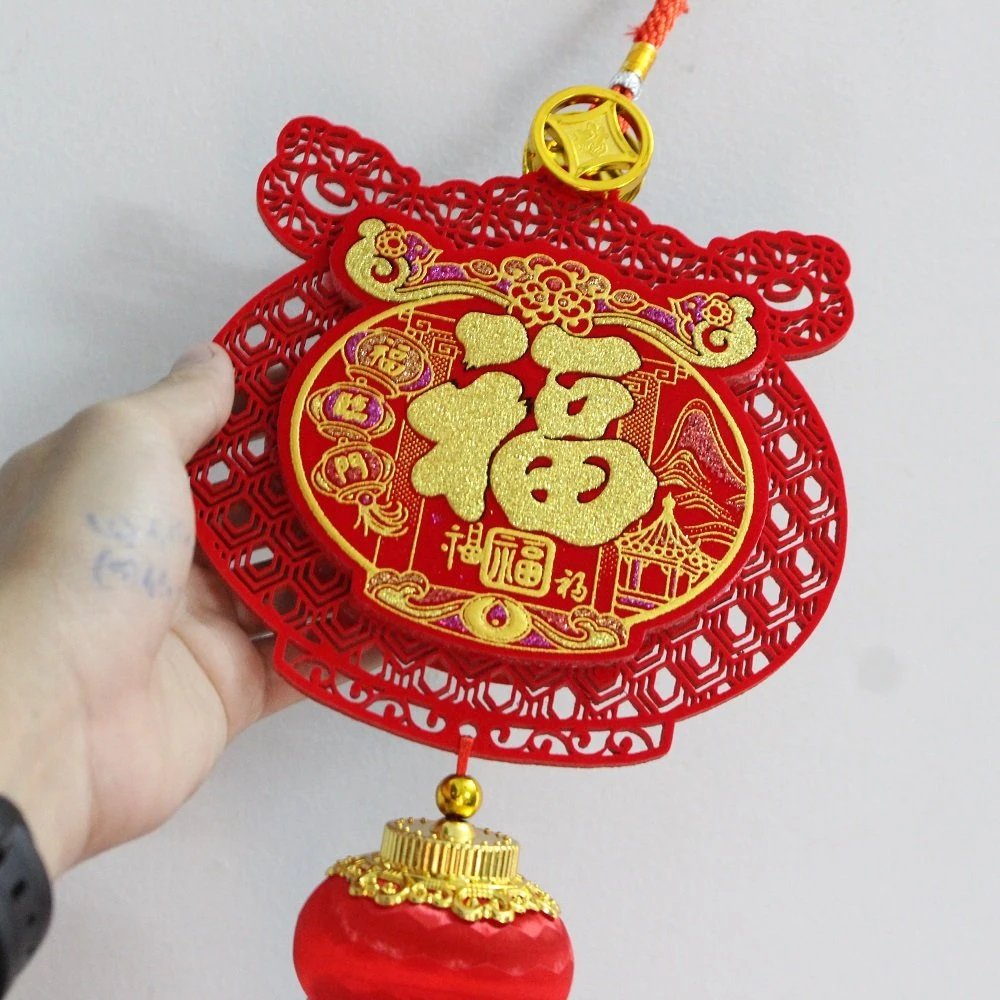 Lộc treo lồng đèn đỏ và chữ phúc vàng