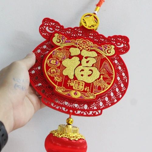 Lộc treo lồng đèn đỏ và chữ phúc vàng