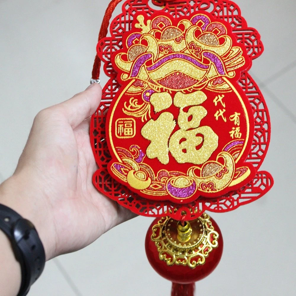 Lộc treo và lồng đèn đỏ trang trí tết