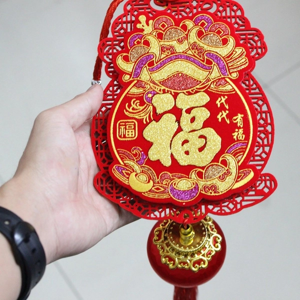 Lộc treo và lồng đèn đỏ trang trí tết