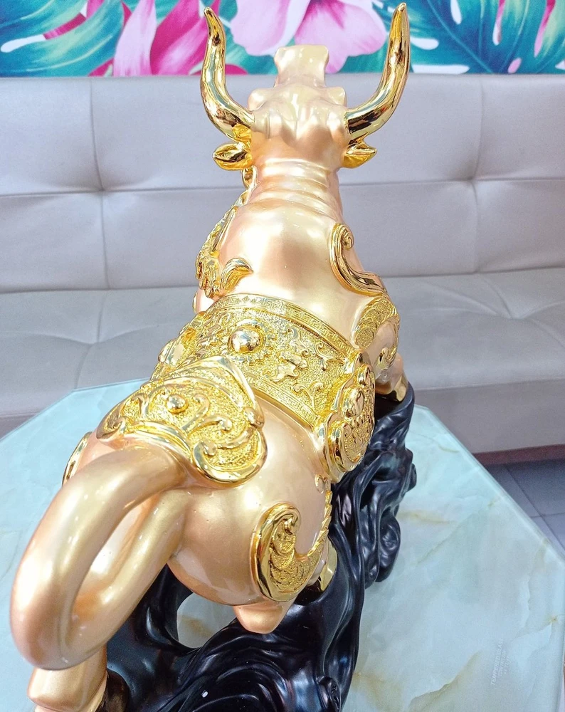 Tượng trâu vàng khỏe mạnh trang trí tết
