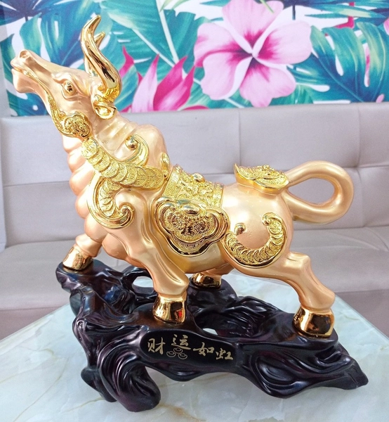 Tượng trâu vàng khỏe mạnh trang trí tết