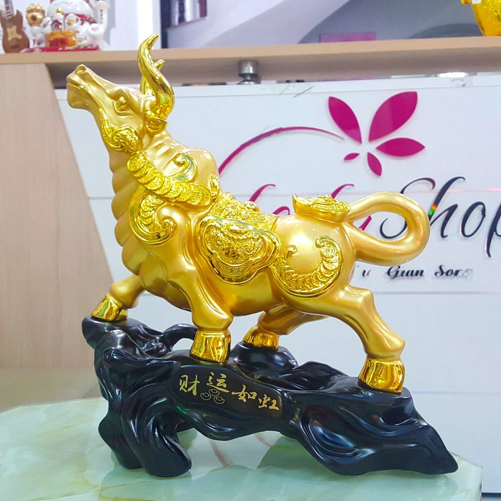 Tượng trâu vàng khỏe mạnh trang trí tết