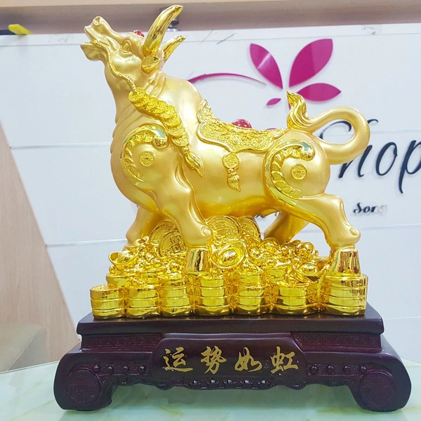Tượng trâu vàng ngọc đỏ phát tài trang trí tết