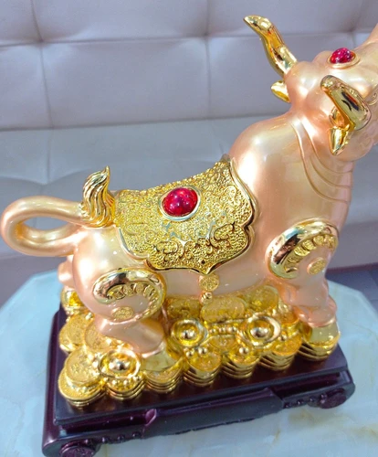 Tượng trâu vàng ngọc đỏ phát tài trang trí tết