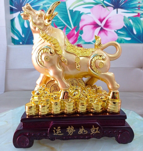 Tượng trâu vàng ngọc đỏ phát tài trang trí tết
