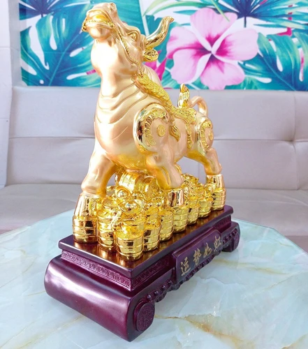 Tượng trâu vàng ngọc đỏ phát tài trang trí tết
