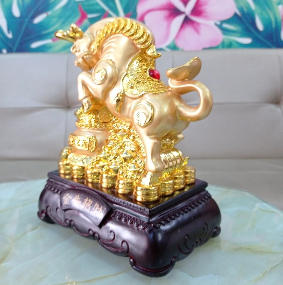 Tượng trâu vàng sung sức ngậm vàng trang trí tết