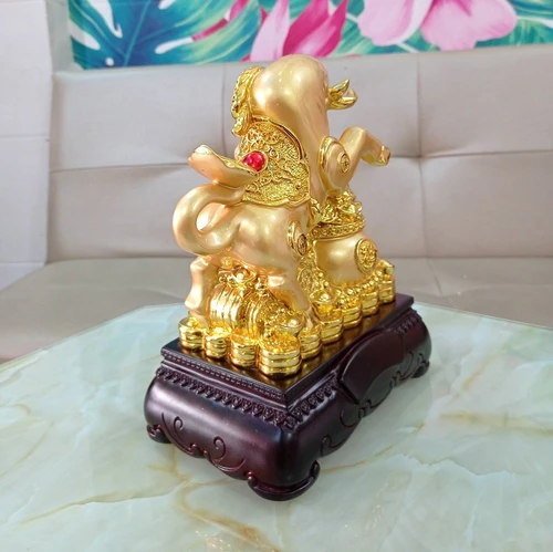 Tượng trâu vàng sung sức ngậm vàng trang trí tết